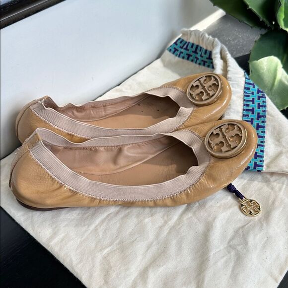 Tory Burch shoes Tan Patent Leather Ballet Flats Women’s Size 9 Logo Medallion - Picture 3 of 7